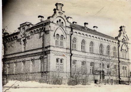 Здание Орехрвской средней школы построенное помещиком Драганом